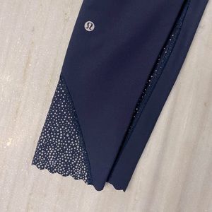 Reflective, Scalop-Edge Crop Tights 🤍